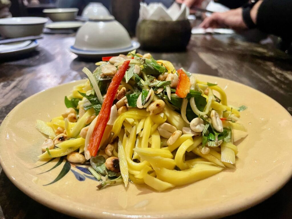 Insalata di mango verde al ristorante Tầm Vị a Hanoi, Vietnam