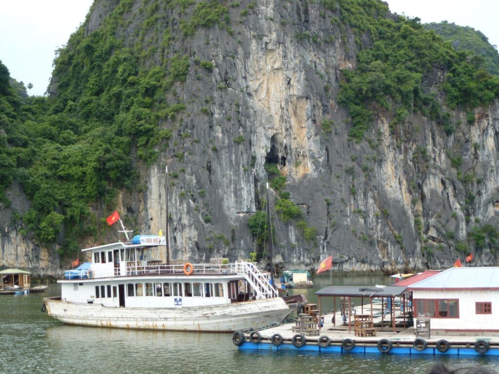 Barca di legno usata nella navigazione della Baia di Ha Long nel 2012