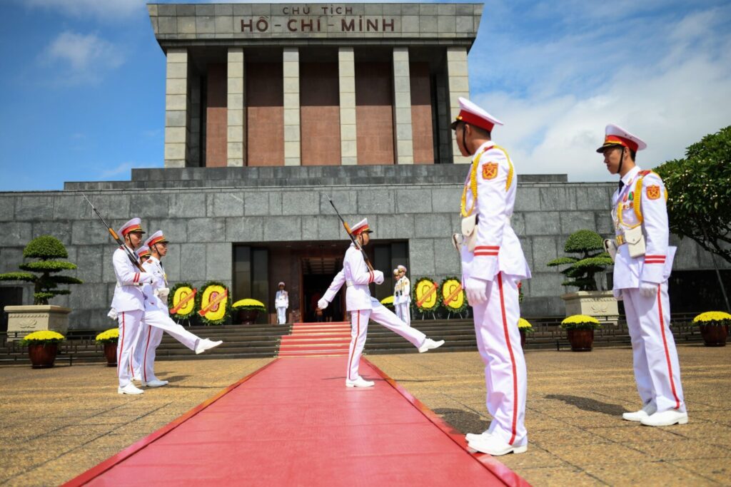 Cambio della guardia al Mausoleo di Ho Chi Minh a Hanoi, Vietnam