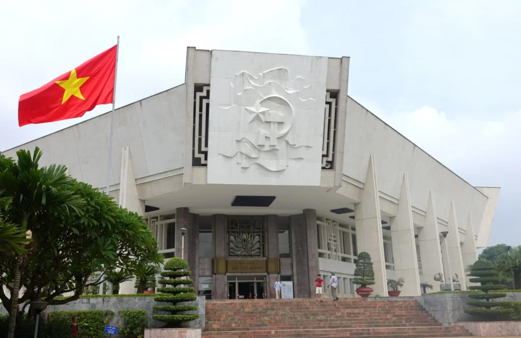 Facciata del Museo di Ho Chi Minh a Hanoi