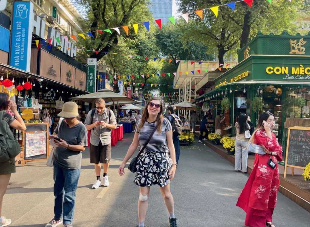 Paola Bertoni a Ho Chi Minh City (Saigon), nella via delle librerie Ben Nghe