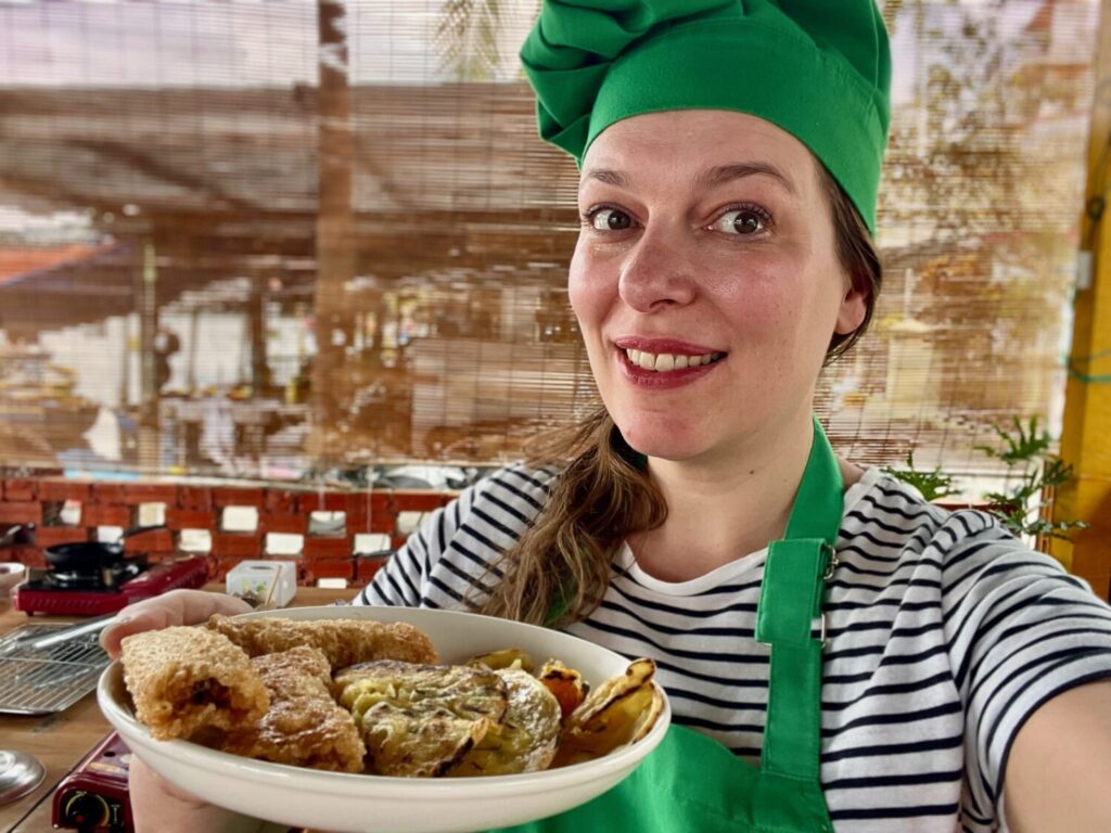 Paola Bertoni con gli involtini e i pancake preparati durante la lezione di cucina vietnamita a Cam Thanh