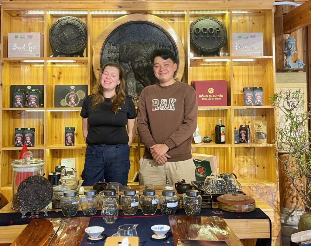Paola Bertoni con Ly Thanh Nhan di Fin Ho Tea per la degustazione di tè a Ha Giang, Vietnam