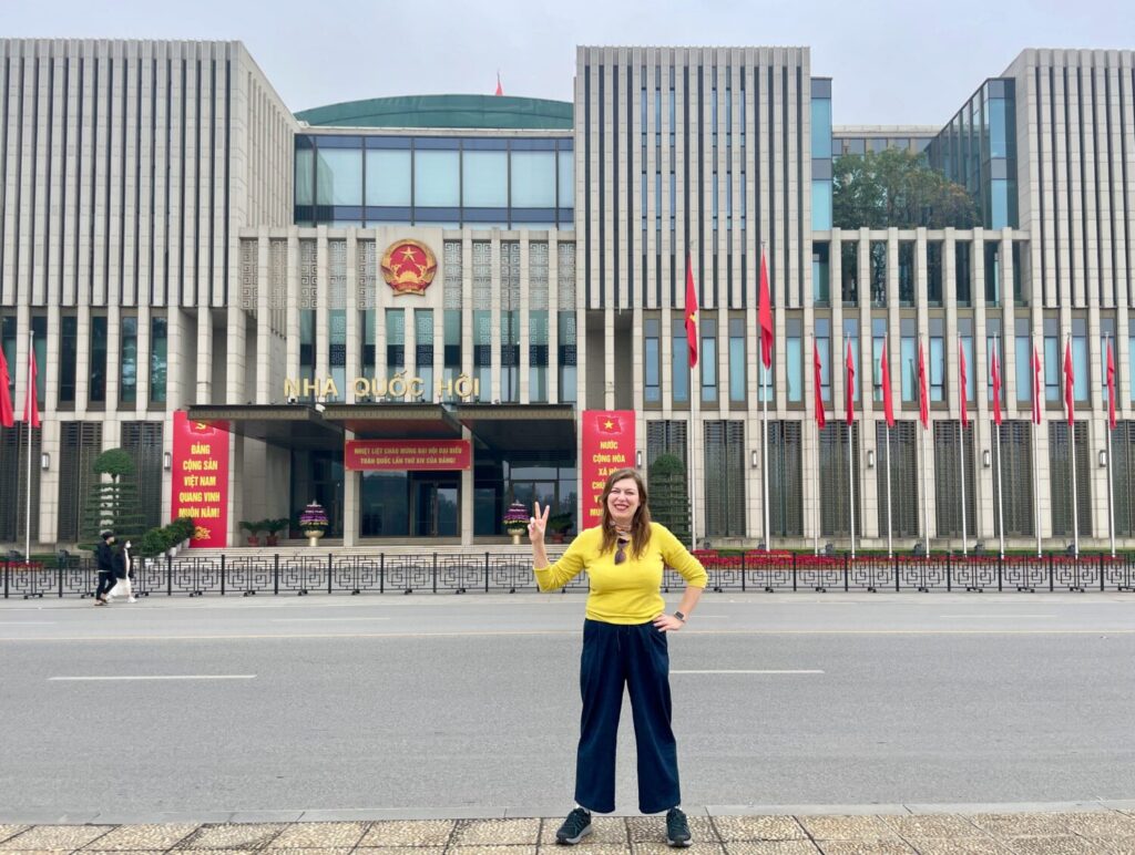 Paola Bertoni davanti a un edificio del governo a Hanoi, Vietnam