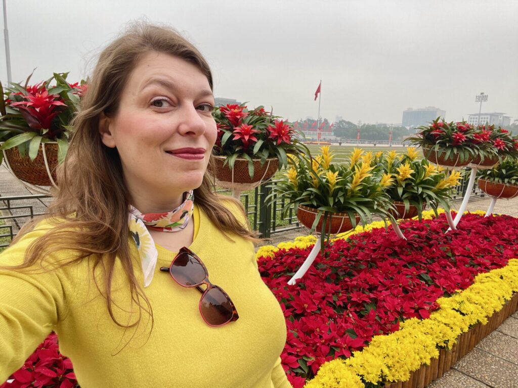 Paola Bertoni davanti al Complesso di Ho Chi Minh a Hanoi, Vietnam