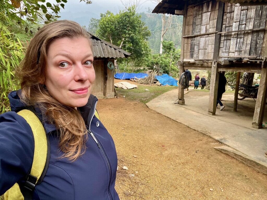 Paola Bertoni davanti a una casa Tay nella zona di Hoang Su Phi, Vietnam