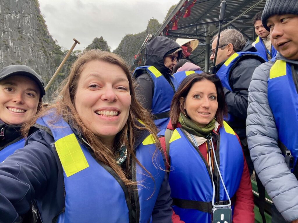 Paola Bertoni con le Travel Blogger Italiane alla Baia di Ha Long durante l'escursione a Luon Cave, Vietnam
