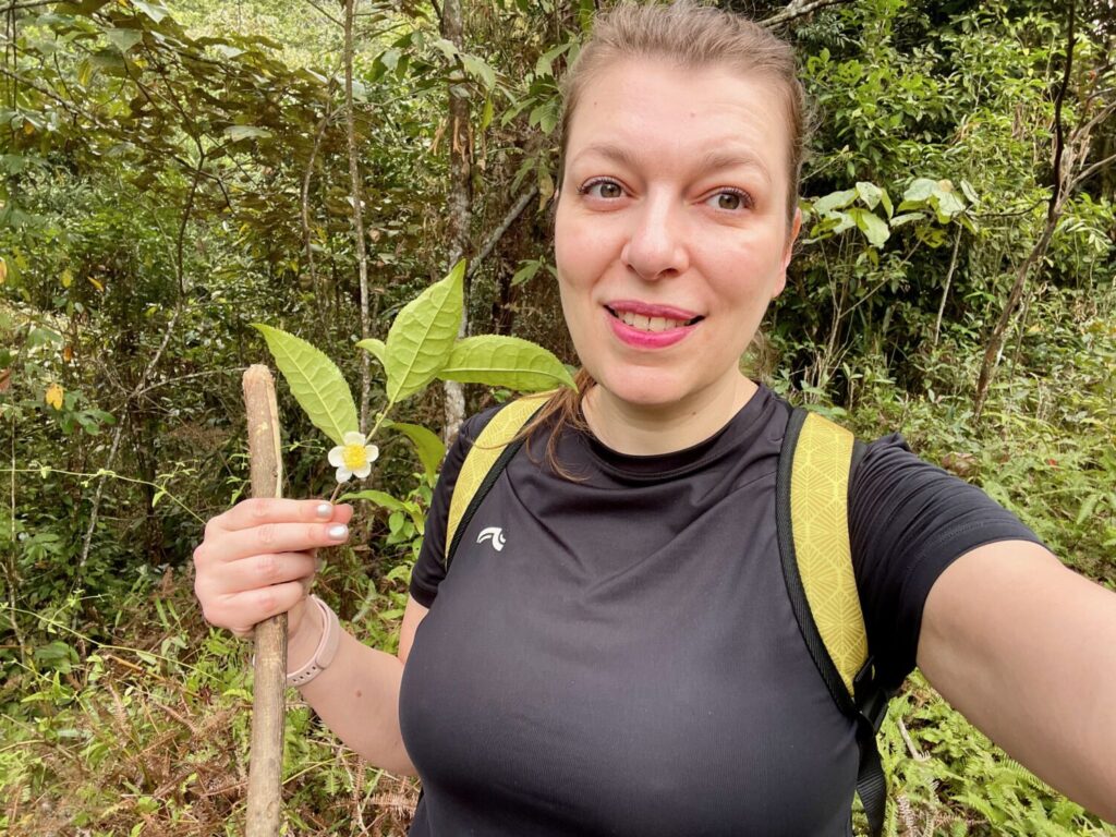 Paola Bertoni con fiore della pianta di tè durante il trekking a Hoang Su Phi, Vietnam