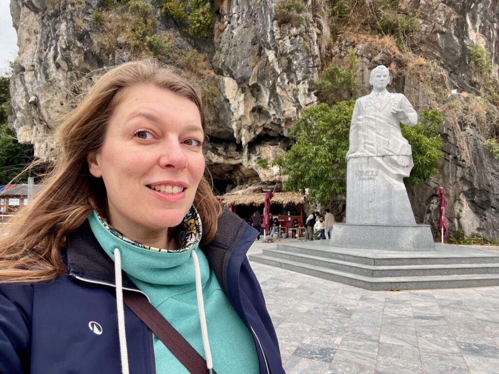 Paola Bertoni con la statua del cosmonauta Titov sull'isola Ti Top nella Baia di Ha Long, Vietnam