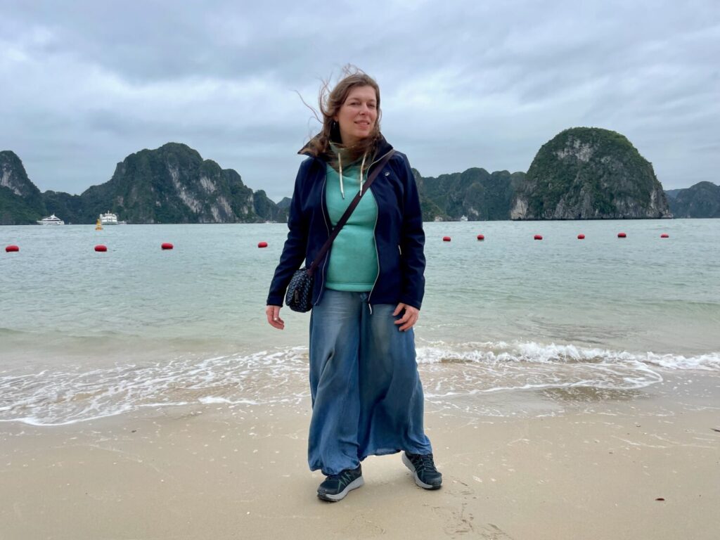 Paola Bertoni sulla spiaggia di Ti Top (Titov) alla Baia di Ha Long, Vietnam