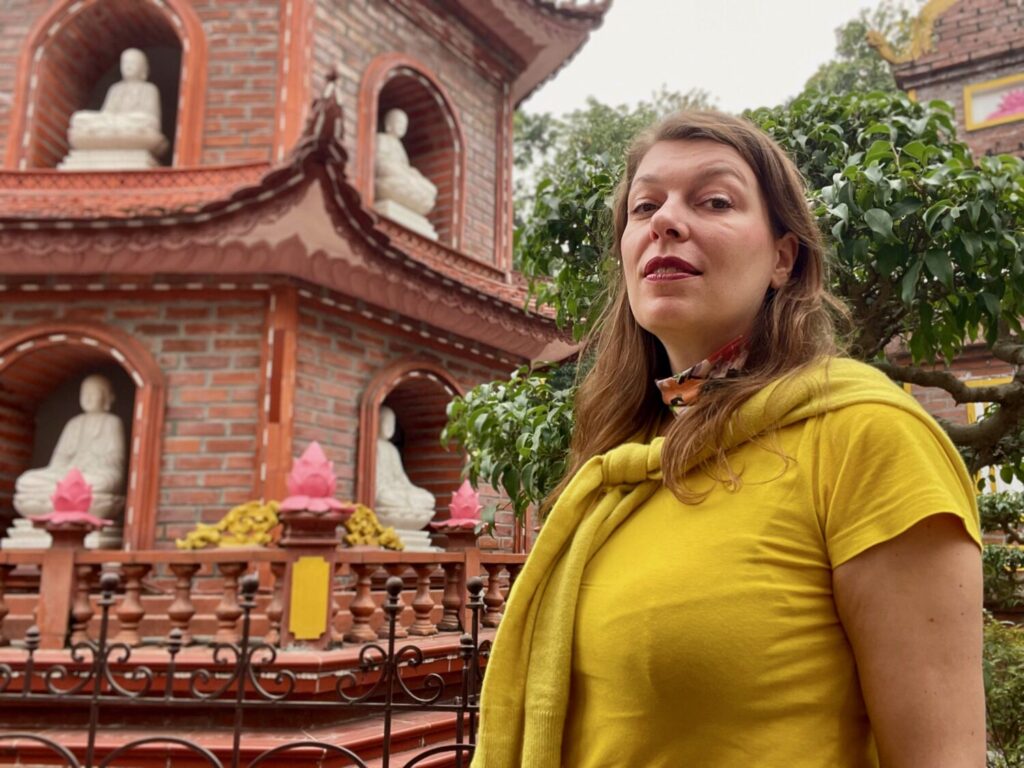 Paola Bertoni alla Pagoda di Tran Quoc a Hanoi, Vietnam