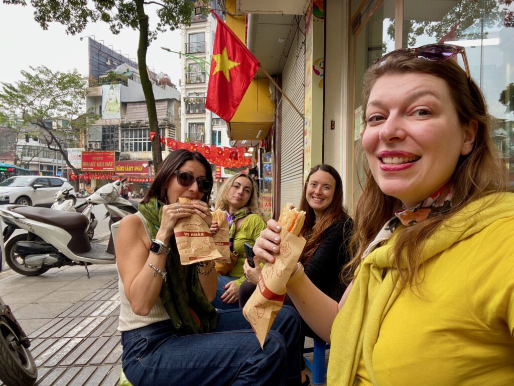 Assaggio di una banh mi con le Travel Blogger Italiane durante il food tour a Hanoi. Da sinistra: Annalisa Spinosa, Marina Lo Blundo, Veronica Meriggi e io