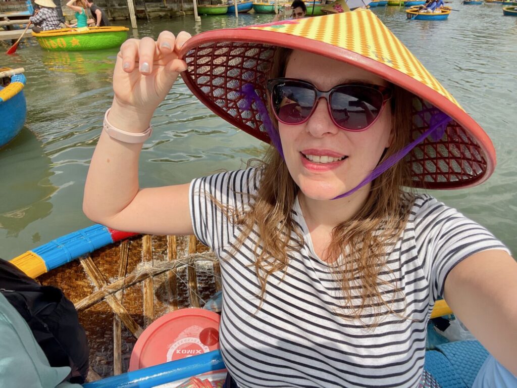 Paola Bertoni con il tradizionale cappello a cono vietnamita in barca a Cam Thanh, Vietnam
