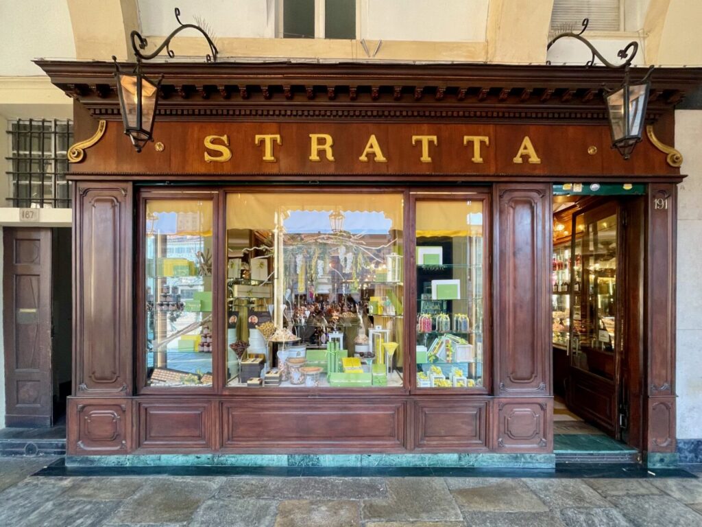 Vetrina della storica pasticceria Stratta in centro a Torino