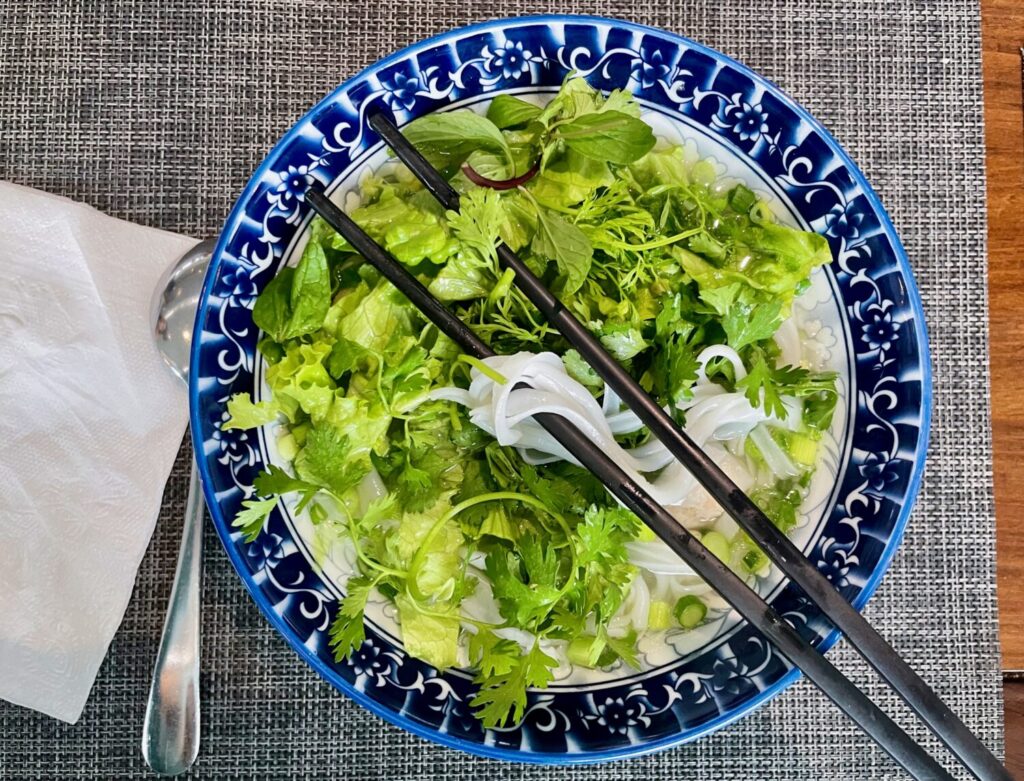 Phở servito a bordo della nave Ambassador Cruise II a Ha Long Bay, Vietnam