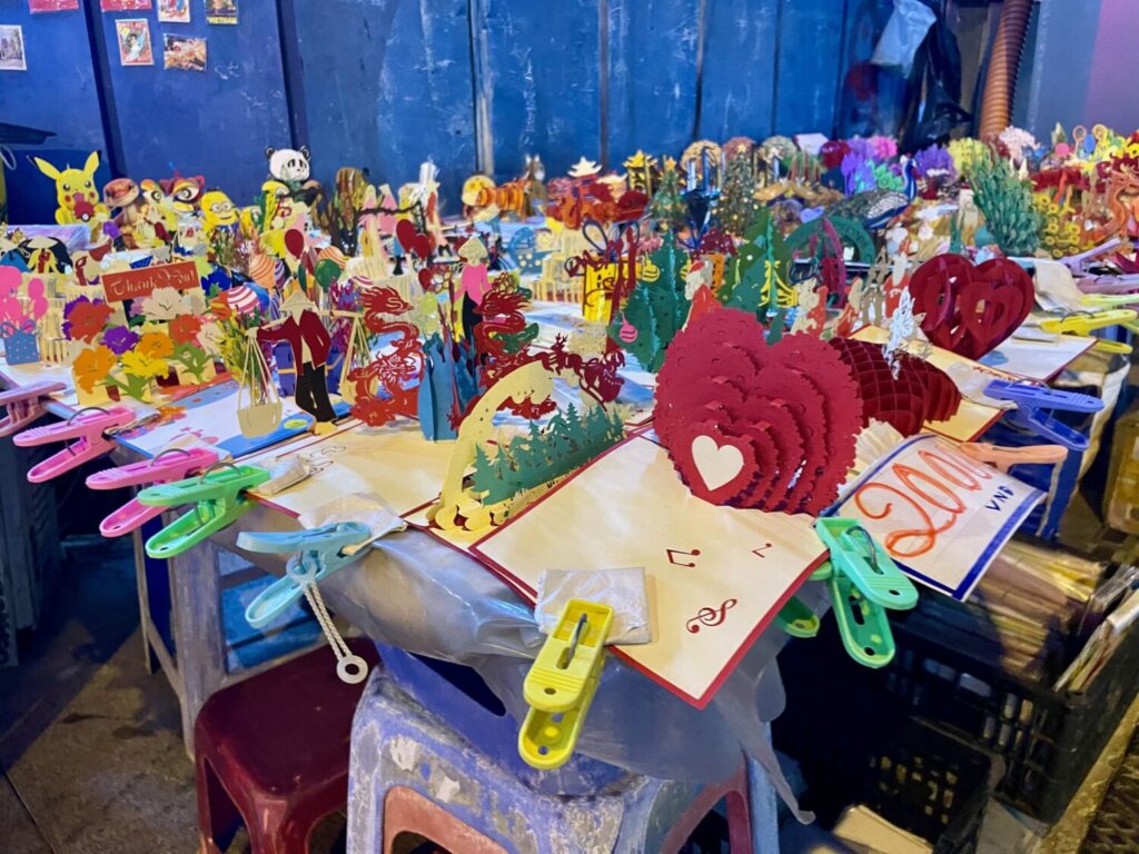 Biglietti pop-up in 3D su una bancarella in Vietnam