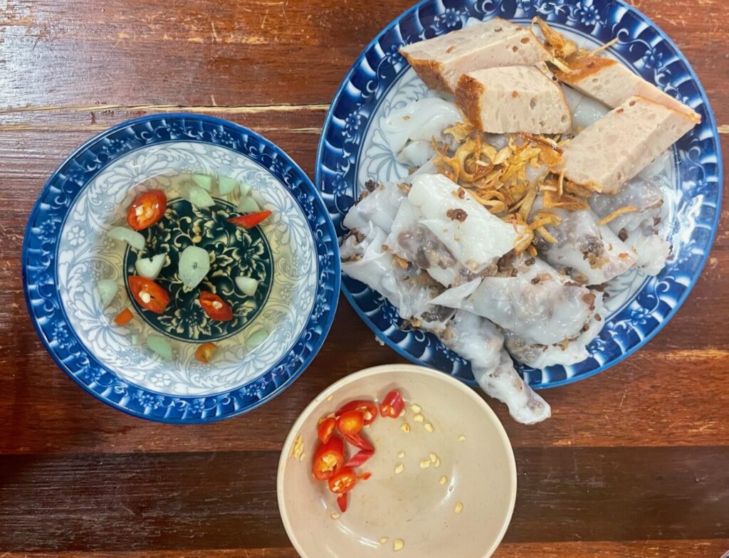 Steam rice cake preparate da Bánh Cuốn Gia Truyền, a Hanoi