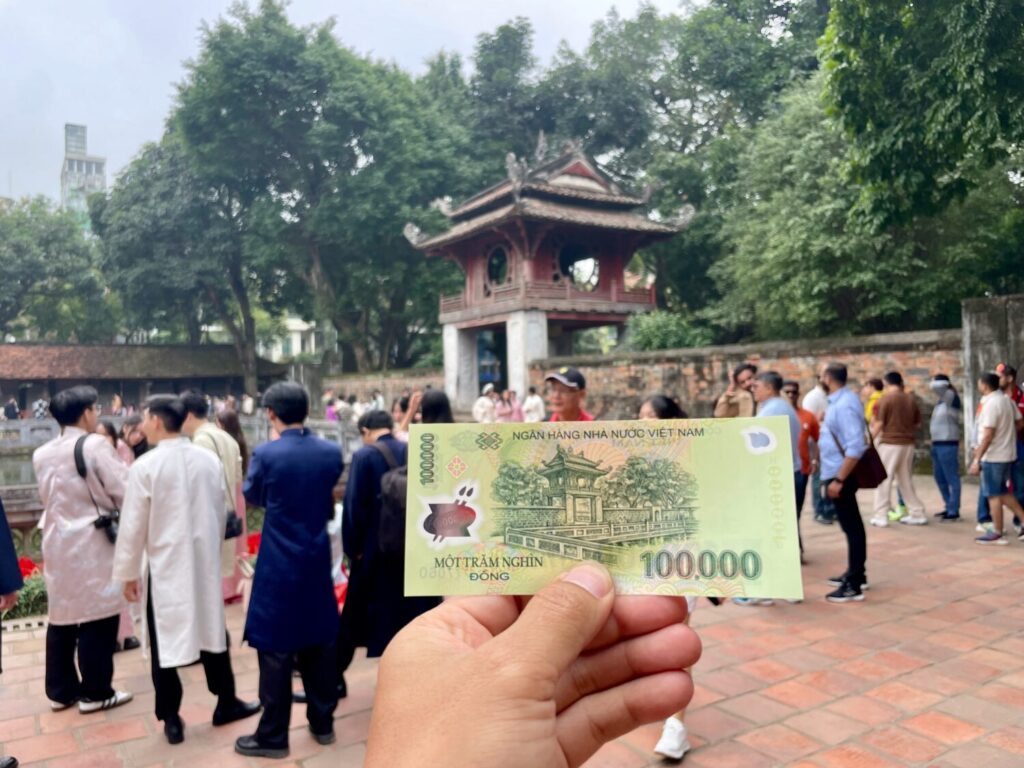 Banconota da 100.000 VND che raffigura una pagoda del Tempio della Letteratura di Hanoi