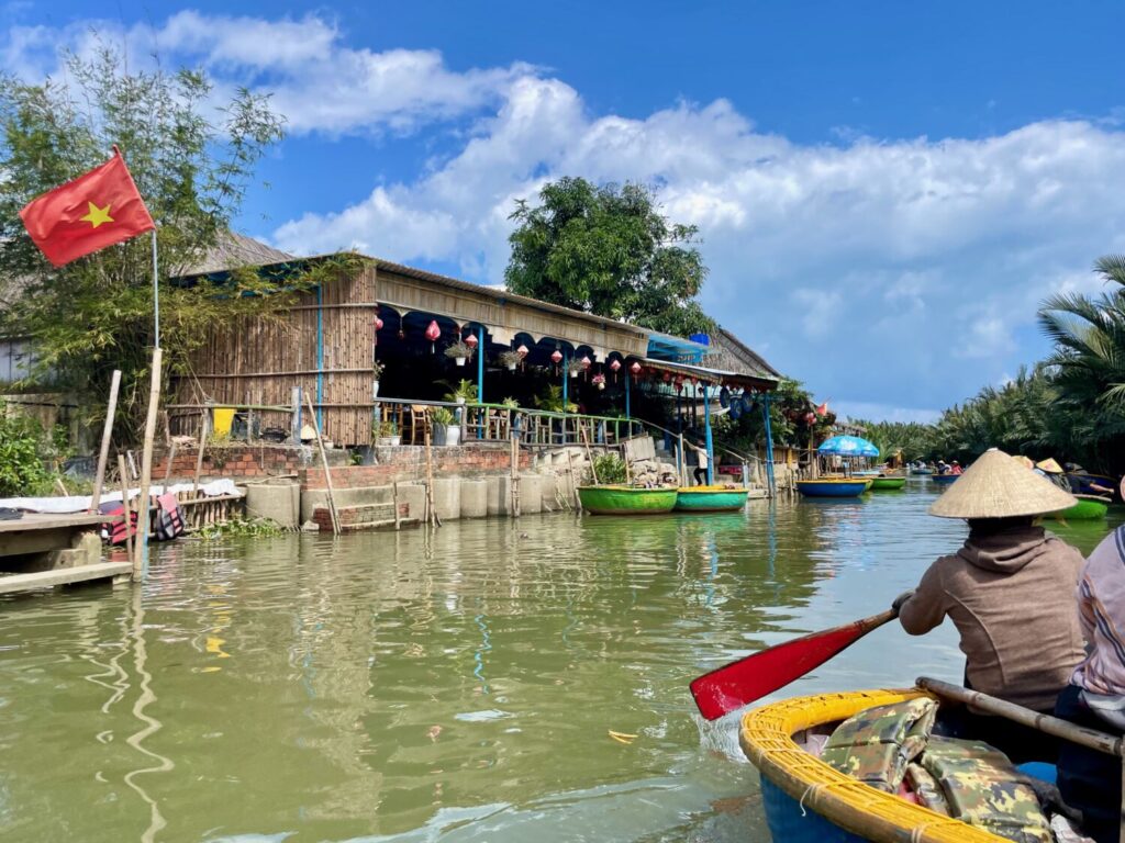 Basket boat in un canale del Delta del Thu Bon, Vietnam