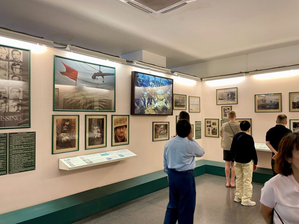 Sala della mostra Requiem curata da Tim Page al Museo dei Resti della Guerra di Ho Chi Minh City