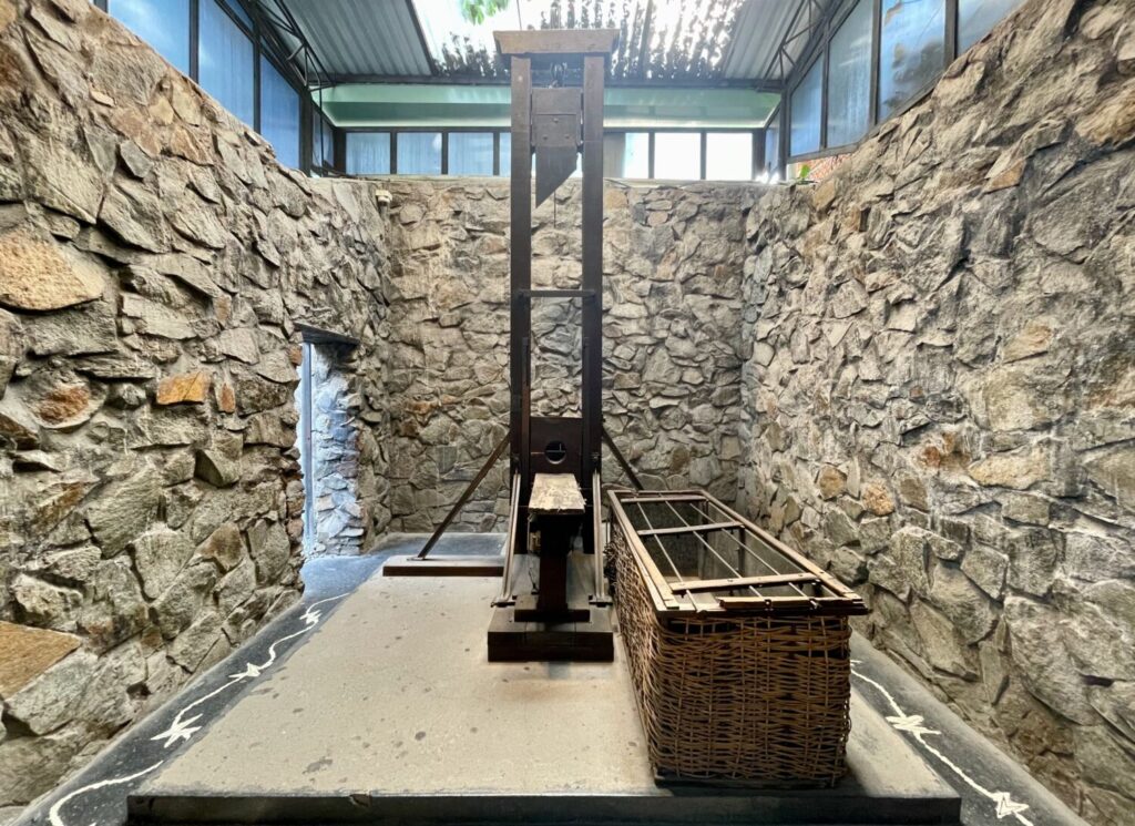 Ghigliottina utilizzata nelle carceri vietnamite durante la guerra del Vietnam