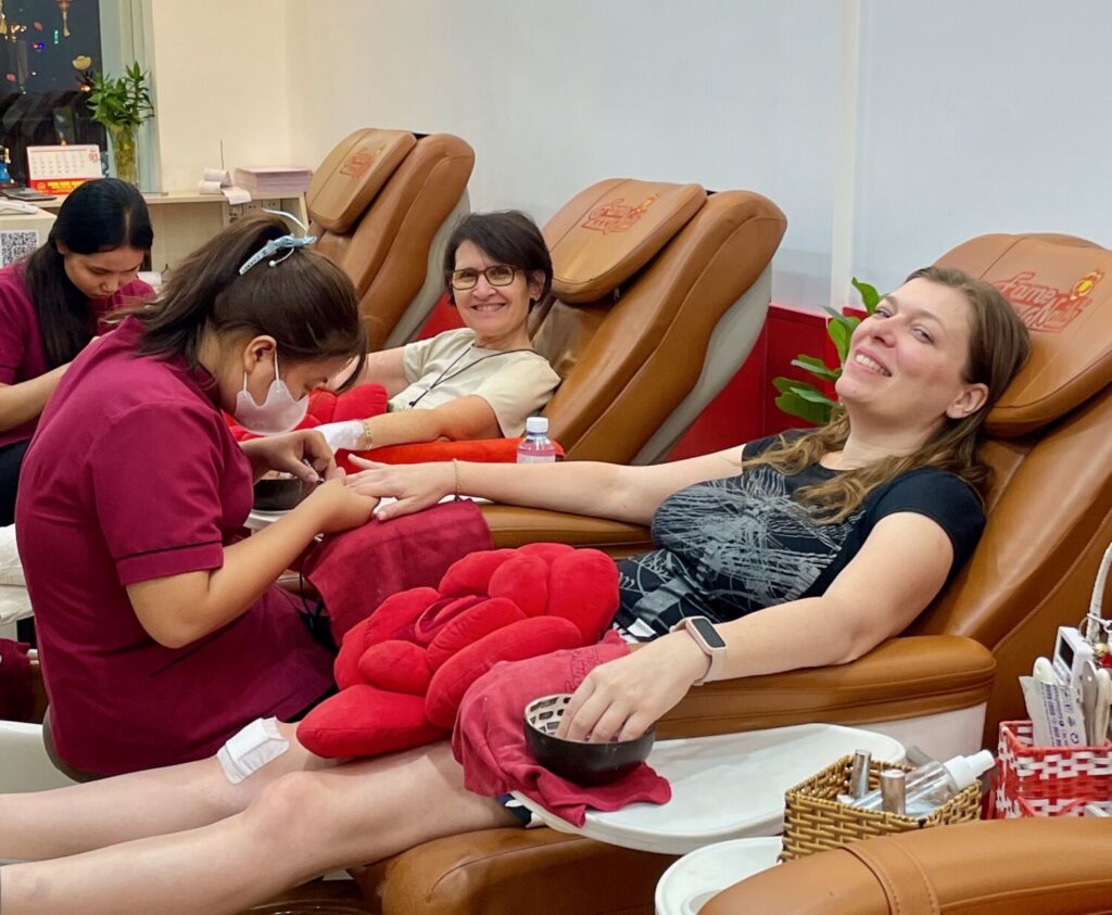 Paola Bertoni e Marina Fiorenti da Fame Nails per una manicure a Saigon, Ho Chi Minh City, Vietnam