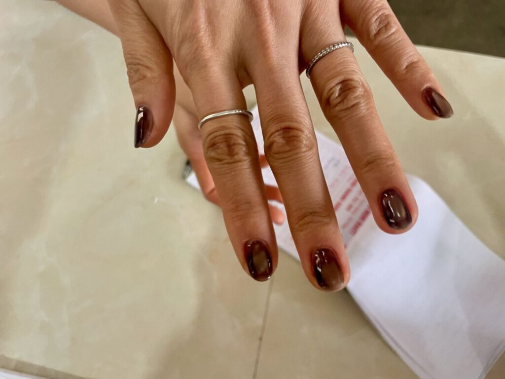 Manicure perfetta con semipermanente effetto cat eye della cameriera dell'autogrill sperduto tra le montagne di Hoang Su Phi, Vietnam