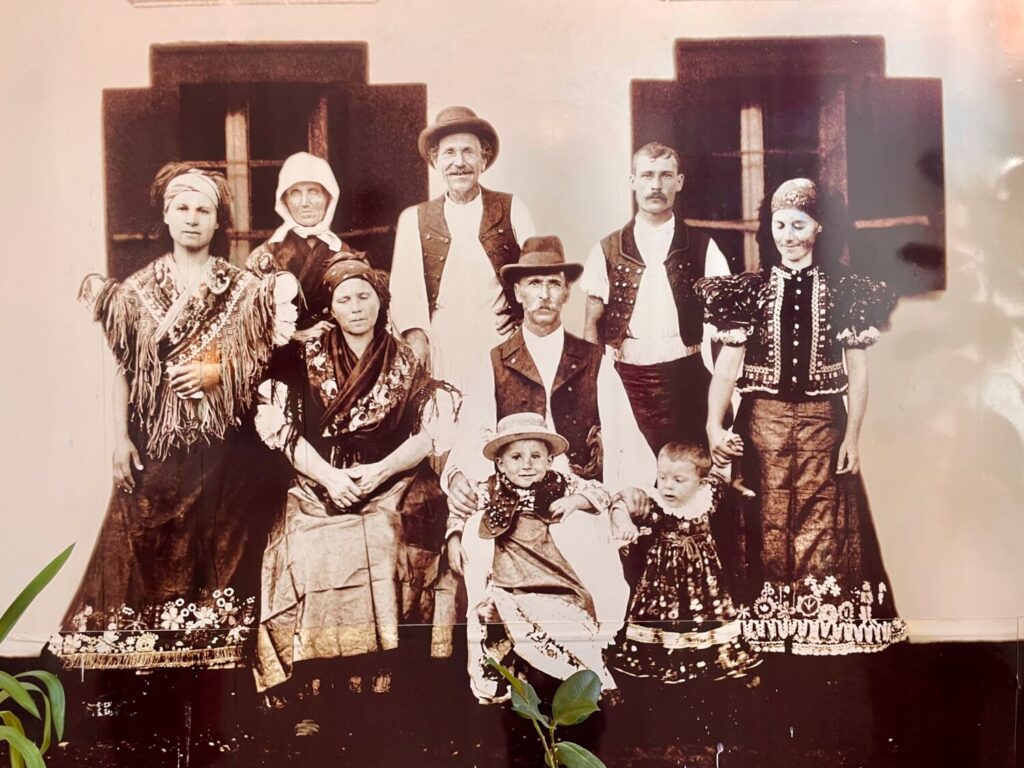 Famiglia Matyó in abiti tradizionali ricamati proveniente da Mezőkövesd, al Museo Matyó