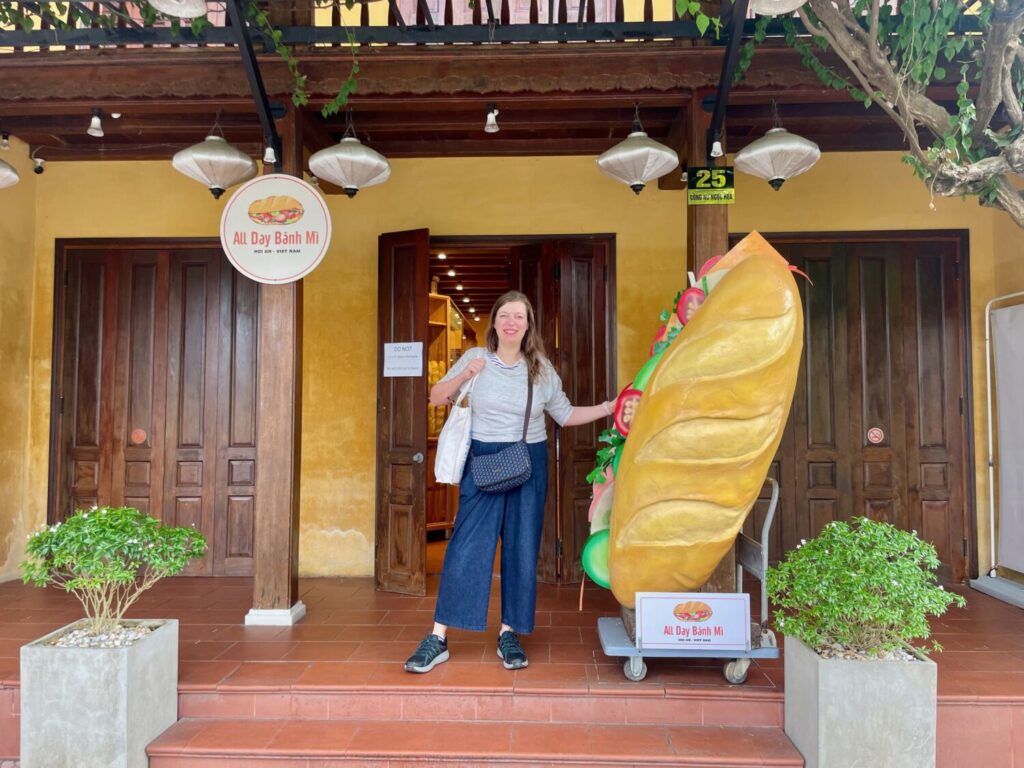 Paola Bertoni davanti a un ristorante di banh mi a Hoi An, Vietnam