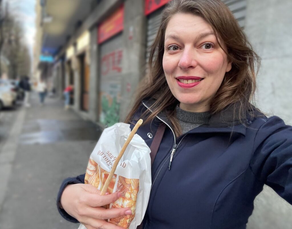 Paola Bertoni con un sacchetto di grissini appena sfornati dal panettiere del quartiere