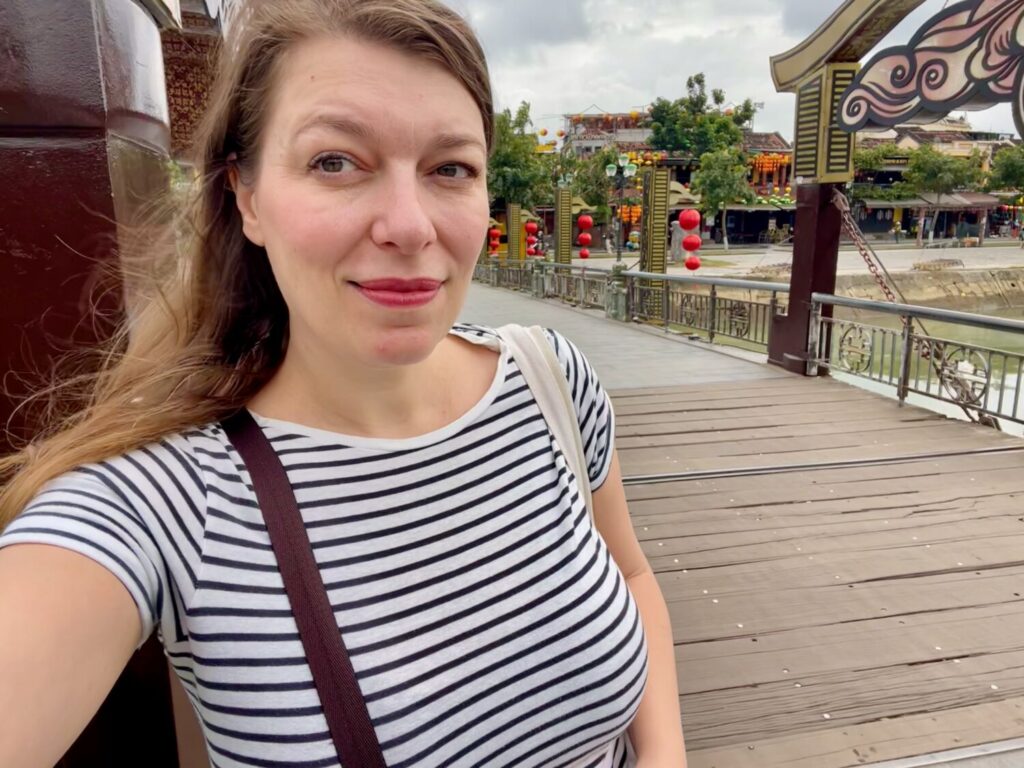 Paola Bertoni su un ponte della città vecchia di Hoi An, Vietnam