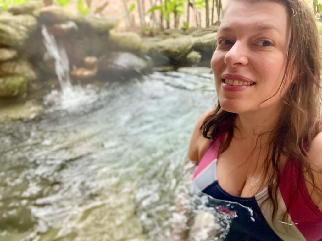 Paola Bertoni nella piscina della sorgente termale del Panhou Retreat a Hoang Su Phi, Vietnam