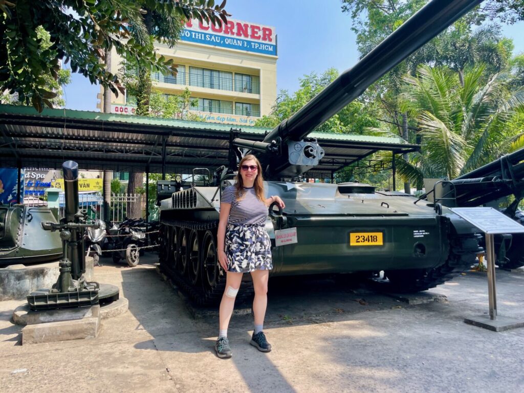Paola Bertoni accanto al carro armato esposto all’esterno del Museo dei Resti della Guerra di Ho Chi Minh City