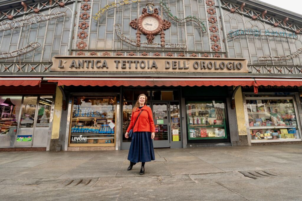 Paola Bertoni davanti all'Antica Tettoia dell'Orologio a Porta Palazzo, mercato di Piazza della Repubblica a Torino