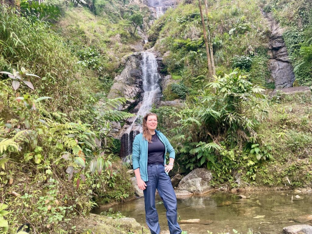 Paola Bertoni durante un trekking a Hoang Su Phi nel nord del Vietnam
