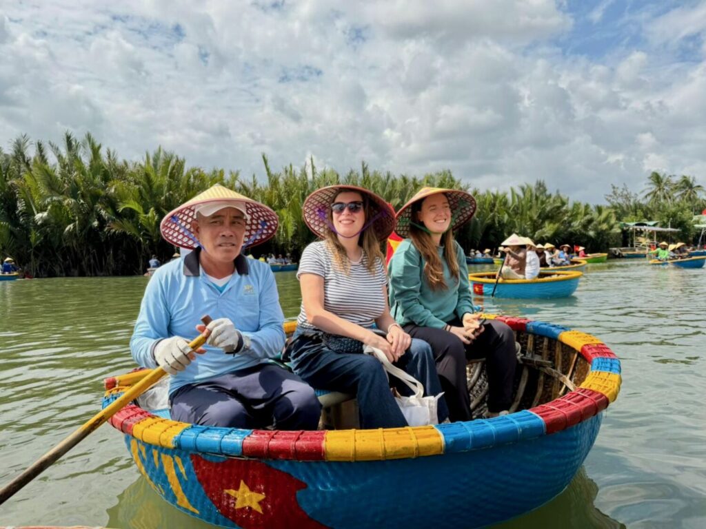 Paola Bertoni e Veronica Meriggi a bordo di una barca di bambu sul Delta del Thu Bon, Vietnam