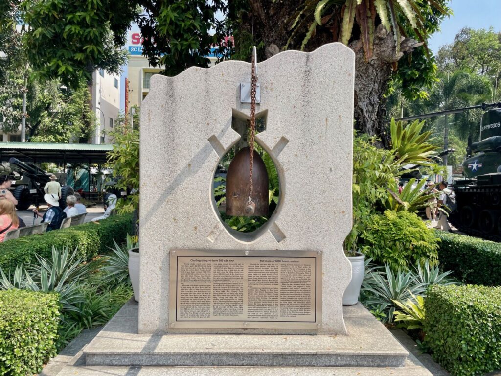 La Campana della Pace, simbolo di memoria e riconciliazione, al Museo dei Resti della Guerra a Ho Chi Minh City, Vietnam