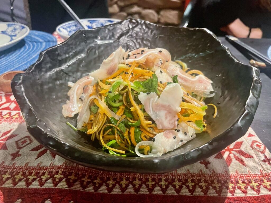 Insalata con orecchie di maiale, uno dei piatti tradizionali serviti al ristorante al Panhou Retreat, in Vietnam