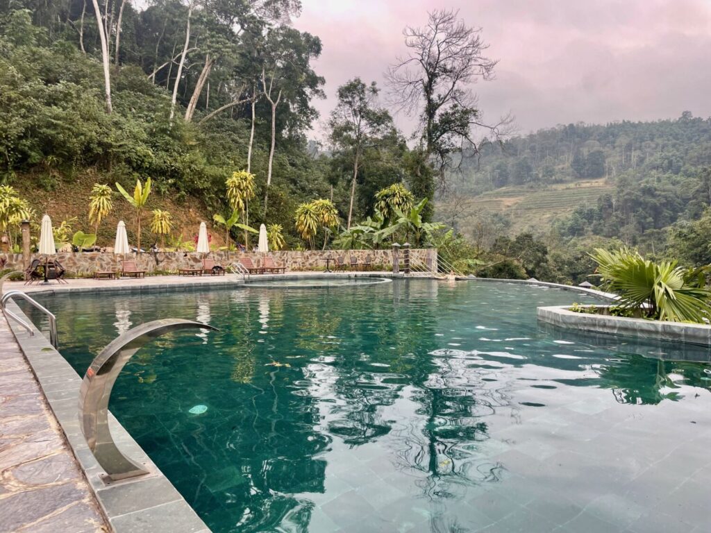 La piscina panoramica a sfioro del Panhou Retreat a Hoang Su Phi, Vietnam