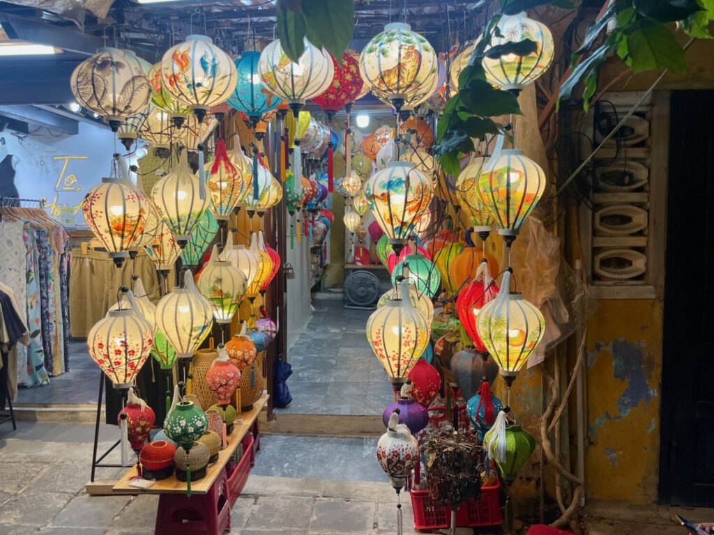 Negozio di lanterne souvenir a Hoi An, Vietnam