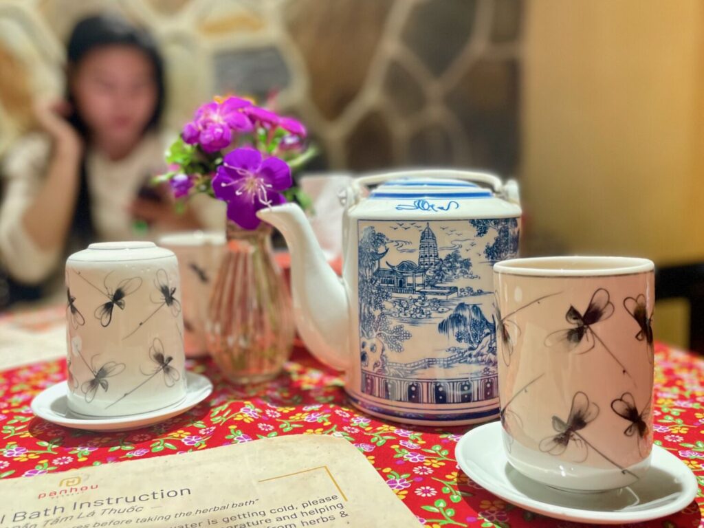 Tè offerto agli ospiti della spa del Panhou Retreat a Hoang Su Phi, Vietnam