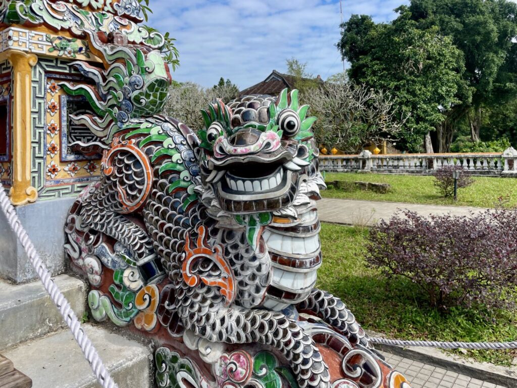 Drago di ceramica all'ingresso del Palazzo Imperiale di Hue, Vietnam