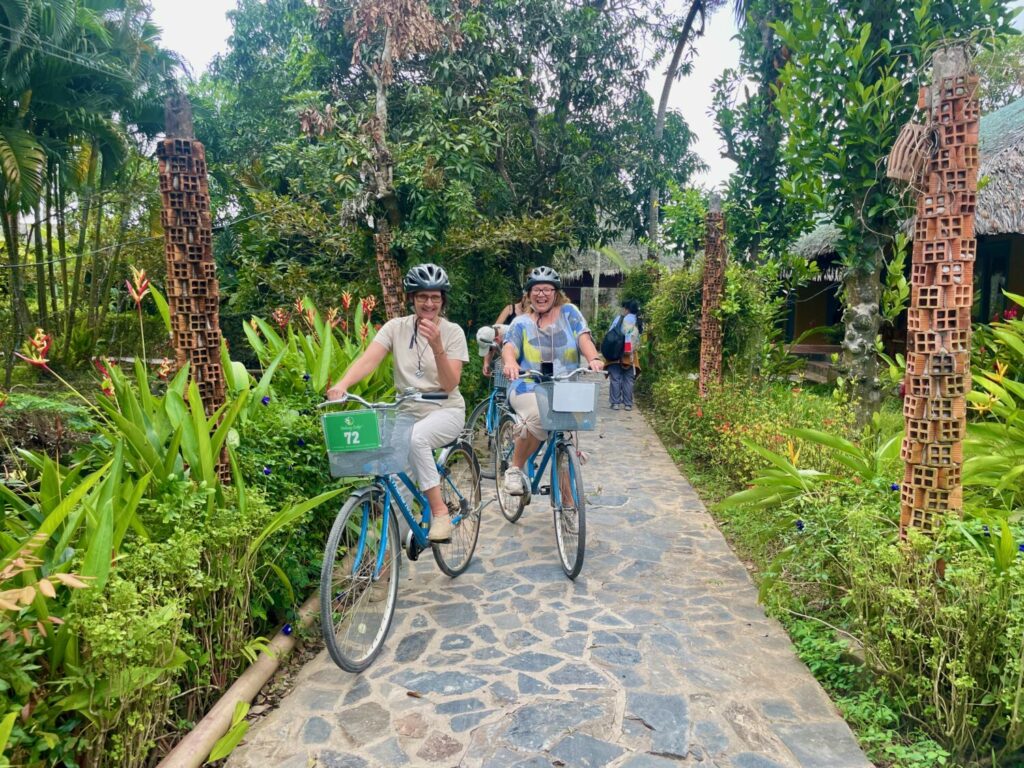 Marina Fiorenti e Cristina Lamandini in partenza dal Mekong Lodge per l'escursione in bicicletta all'isola di Tan Phong