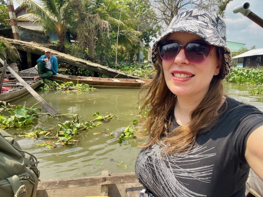 Paola Bertoni in barca a Cai Lay, sul Delta del Mekong, Vietnam