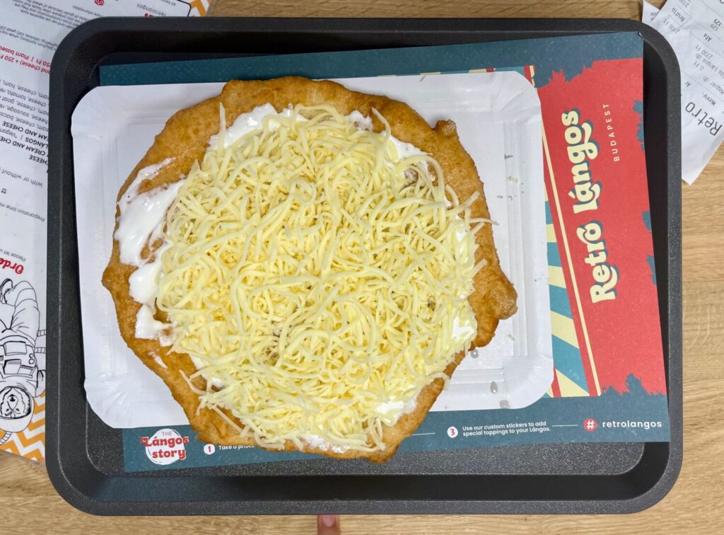 Lángos con panna e formaggio da Retro Lángos a Budapest