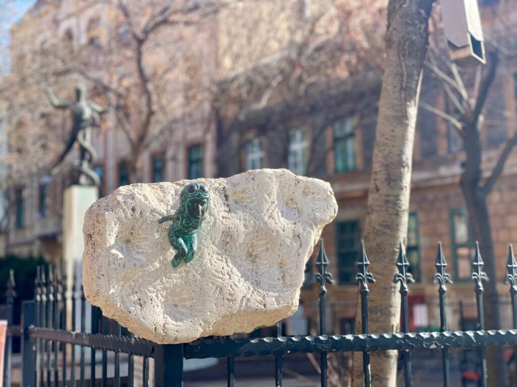 Statua in miniatura di Hanna Szenes, militare e poetessa ungherese, in divisa da paracadutista, a Budapest, realizzata da Mihály Kolodko