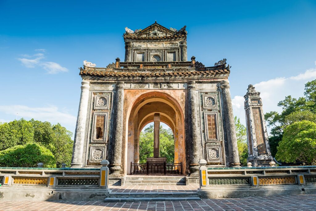 Tempio con stele nel Mausoleo di Tu Duc a Hue, Vietnam
