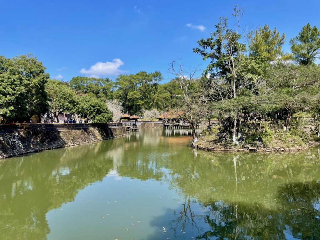 Lago all'interno del Mausoleo di Tu Duc a Hue, Vietnam