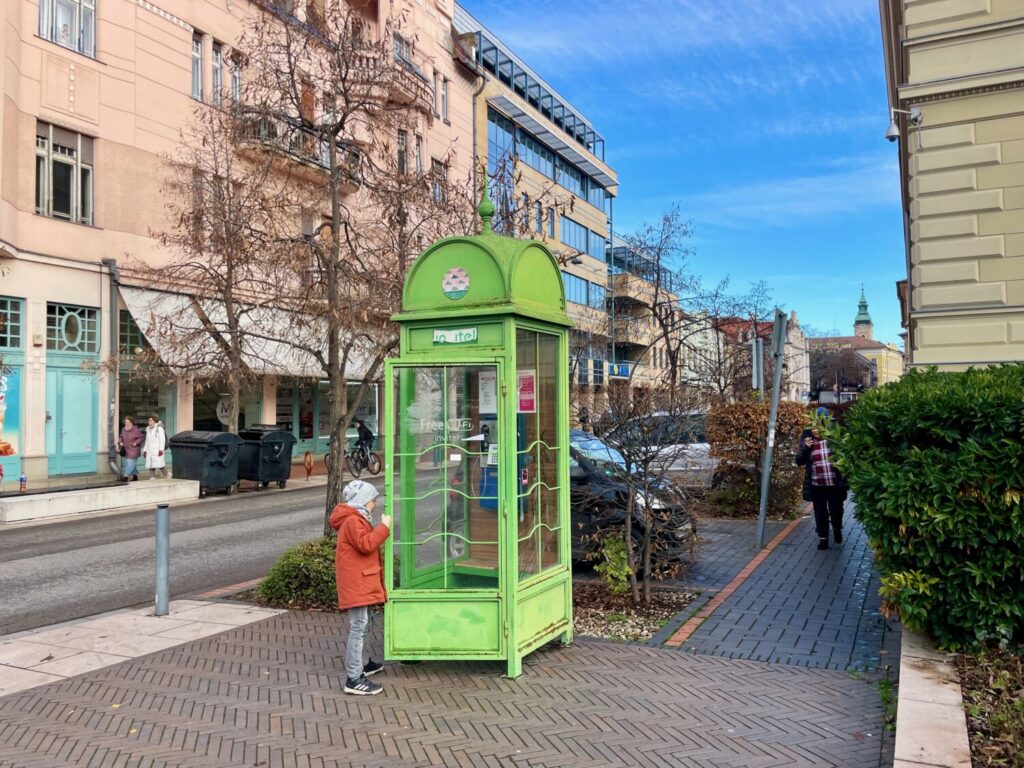 Ben Bertoni di fianco a una vecchia cabina telefonica a Szeged, Ungheria