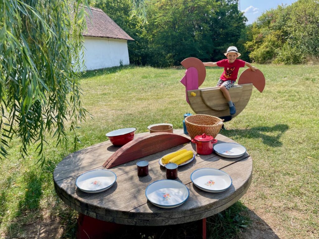 Ben Bertoni mentre gioca alla Children’s Farm dello Skanzen di Szentendre